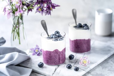 Bir kahvaltı kupa fındık, chia tohumu ve meyve ile ev yapımı granola. Işık fotoğrafı