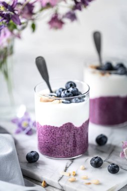 Bir kahvaltı kupa fındık, chia tohumu ve meyve ile ev yapımı granola. Işık fotoğrafı