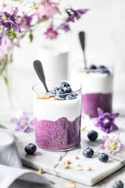 Bir kahvaltı kupa fındık, chia tohumu ve meyve ile ev yapımı granola. Işık fotoğrafı