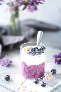 Bir kahvaltı kupa fındık, chia tohumu ve meyve ile ev yapımı granola. Işık fotoğrafı