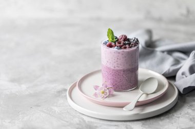 Bir kahvaltı kupa fındık, chia tohumu ve meyve ile ev yapımı granola. Işık fotoğrafı