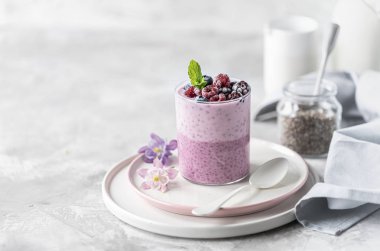 Bir kahvaltı kupa fındık, chia tohumu ve meyve ile ev yapımı granola. Işık fotoğrafı