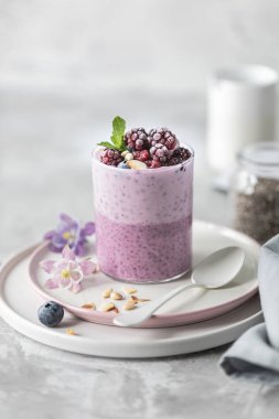 Bir kahvaltı kupa fındık, chia tohumu ve meyve ile ev yapımı granola. Işık fotoğrafı
