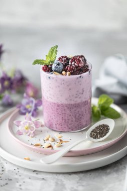 Bir kahvaltı kupa fındık, chia tohumu ve meyve ile ev yapımı granola. Işık fotoğrafı