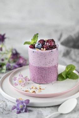 Bir kahvaltı kupa fındık, chia tohumu ve meyve ile ev yapımı granola. Işık fotoğrafı