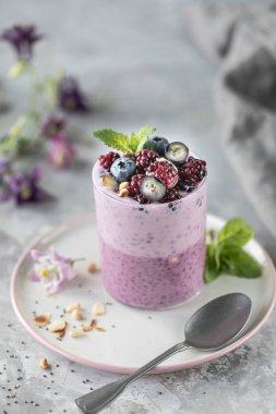 Bir kahvaltı kupa fındık, chia tohumu ve meyve ile ev yapımı granola. Işık fotoğrafı