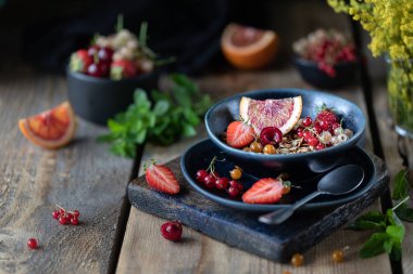 Sağlıklı bir kahvaltı için cam bir kavanozda fındık ve tohum ile ev yapımı kabak müsli. Sonbahar natürmortu. Karanlık fotoğraf