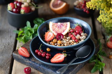 Sağlıklı bir kahvaltı için cam bir kavanozda fındık ve tohum ile ev yapımı kabak müsli. Sonbahar natürmortu. Karanlık fotoğraf