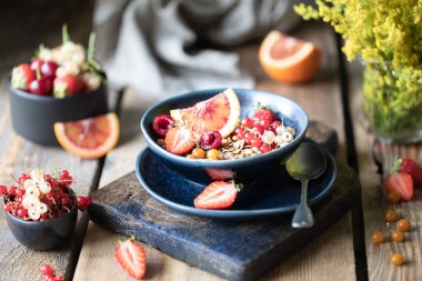 Sağlıklı bir kahvaltı için cam bir kavanozda fındık ve tohum ile ev yapımı kabak müsli. Sonbahar natürmortu. Karanlık fotoğraf