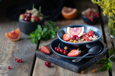 Sağlıklı bir kahvaltı için cam bir kavanozda fındık ve tohum ile ev yapımı kabak müsli. Sonbahar natürmortu. Karanlık fotoğraf