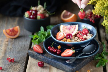 Sağlıklı bir kahvaltı için cam bir kavanozda fındık ve tohum ile ev yapımı kabak müsli. Sonbahar natürmortu. Karanlık fotoğraf