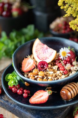 Sağlıklı bir kahvaltı için cam bir kavanozda fındık ve tohum ile ev yapımı kabak müsli. Sonbahar natürmortu. Karanlık fotoğraf