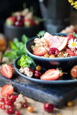 Sağlıklı bir kahvaltı için cam bir kavanozda fındık ve tohum ile ev yapımı kabak müsli. Sonbahar natürmortu. Karanlık fotoğraf