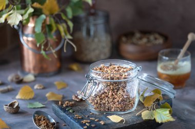 Sağlıklı bir kahvaltı için cam bir kavanozda fındık ve tohum ile ev yapımı kabak müsli. Sonbahar natürmort