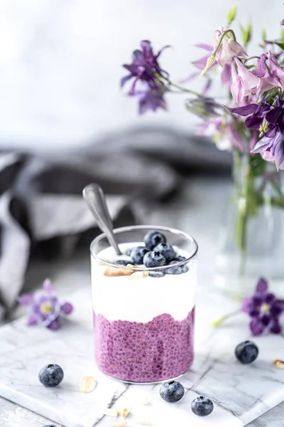 Bir kahvaltı kupa fındık, chia tohumu ve meyve ile ev yapımı granola. Işık fotoğrafı