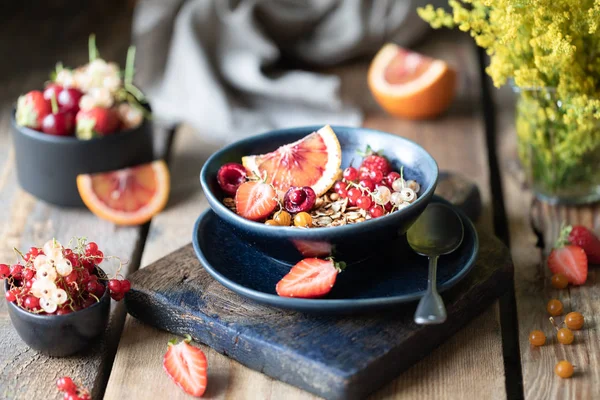 Sağlıklı bir kahvaltı için cam bir kavanozda fındık ve tohum ile ev yapımı kabak müsli. Sonbahar natürmortu. Karanlık fotoğraf