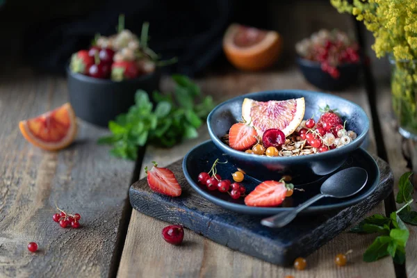 Sağlıklı bir kahvaltı için cam bir kavanozda fındık ve tohum ile ev yapımı kabak müsli. Sonbahar natürmortu. Karanlık fotoğraf