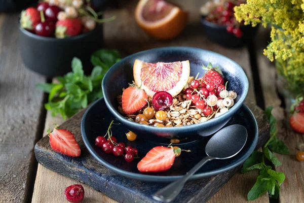 Sağlıklı bir kahvaltı için cam bir kavanozda fındık ve tohum ile ev yapımı kabak müsli. Sonbahar natürmortu. Karanlık fotoğraf