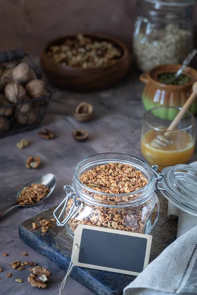 Sağlıklı kahvaltı için cam kavanozda fındık ve çekirdekli ev yapımı granola.
