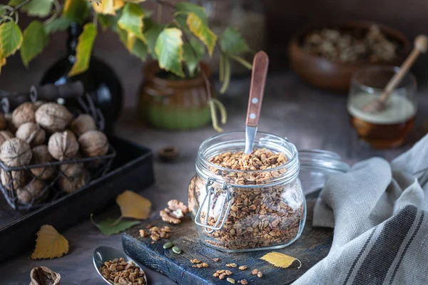 Sağlıklı kahvaltı için cam kavanozda fındık ve çekirdekli ev yapımı granola.