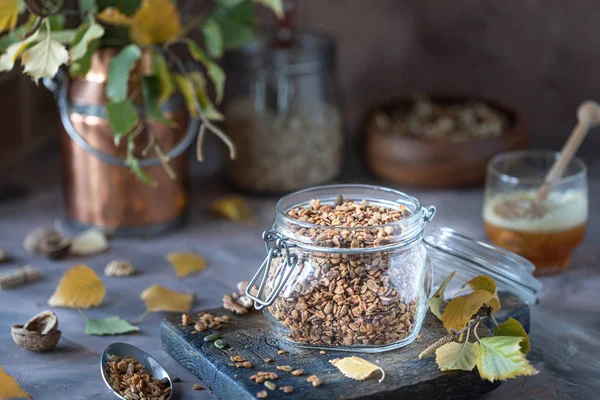 Sağlıklı bir kahvaltı için cam bir kavanozda fındık ve tohum ile ev yapımı kabak müsli. Sonbahar natürmort