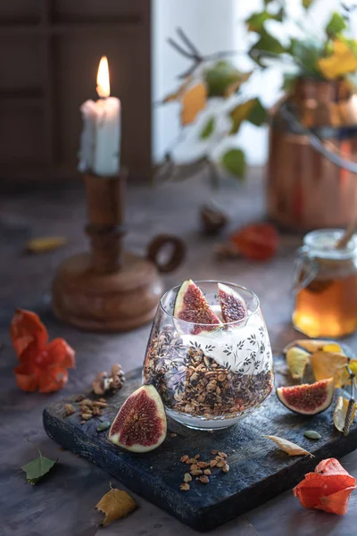 Ev yapımı tahıl gevreği, incirli, yulaf ezmesi, badem, kuru kızılcık ve balkabağı çekirdeği, sağlıklı atıştırmalık, yatay