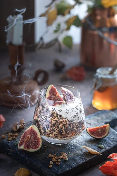 Ev yapımı tahıl gevreği, incirli, yulaf ezmesi, badem, kuru kızılcık ve balkabağı çekirdeği, sağlıklı atıştırmalık, yatay