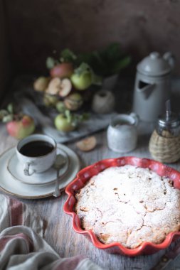Ev yapımı organik elmalı turta, yemeye hazır.