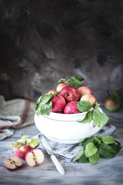 Beyaz seramik kasede kırmızı ve yeşil elmalar