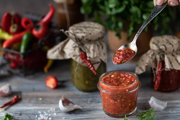 Kırmızı ve yeşil acı biber cam kavanozhazır acı sos.