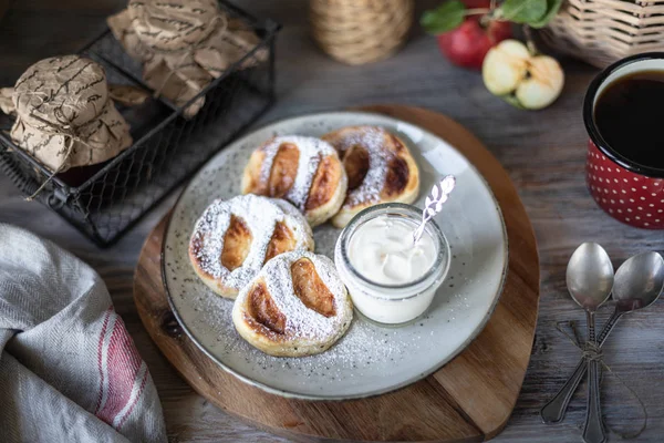 Verse zelfgemaakte pannenkoek met appels, honing en kaneel — Stockfoto