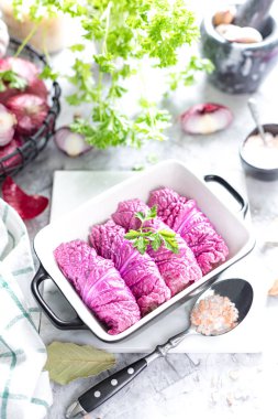 Kırmızı Pekin Lahanası Dolması. Et ile mor lahana pişirme süreci