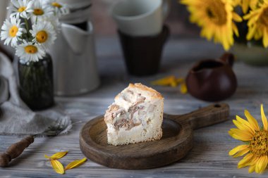 Ahşap bir masada mantar ile Quiche pasta.