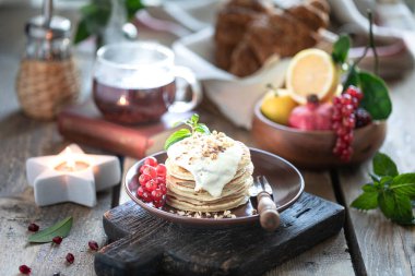 Kuş üzümü çilek ve sos ile tatlı krep