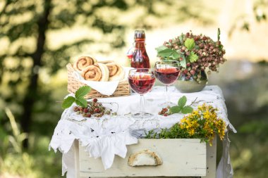 Bahçede kahvaltı: çörekler, taze çilek suyu