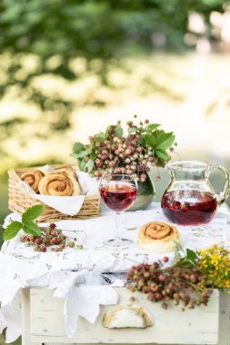 Bahçede kahvaltı: çörekler, taze çilek suyu