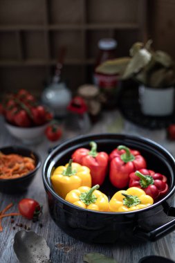 Kıymalı biber dolması. Pişirme işlemi