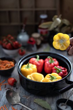 Kıymalı biber dolması. Pişirme işlemi