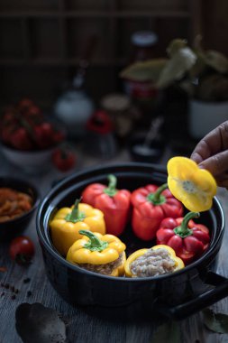 Kıymalı biber dolması. Pişirme işlemi