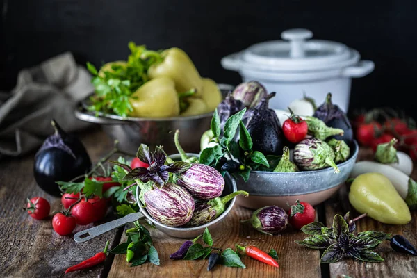 Ahşap bir masada farklı renk ve farklı sınıflarda patlıcanlar. — Stok fotoğraf