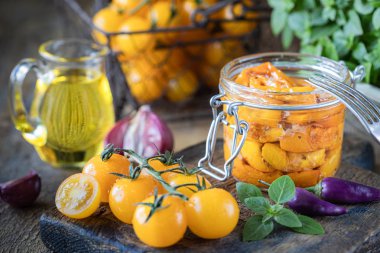 Kavanozda zeytinyağıyla kurutulmuş domates.