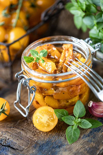 Kavanozda zeytinyağıyla kurutulmuş domates.