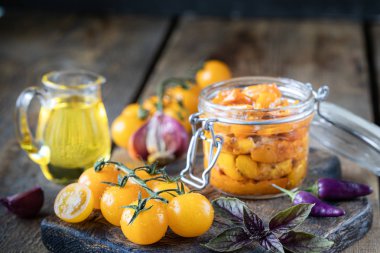 Kavanozda zeytinyağıyla kurutulmuş domates.