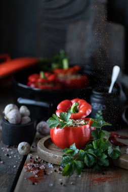 Kırmızı biber ahşap bir masa üzerinde siyah bir tavada et ile doldurulmuş. kopyalama alanı