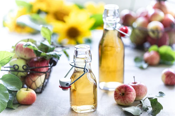 Vinagre de manzana. Botella de vinagre orgánico de manzana o sidra sobre fondo de madera. Alimento ecológico saludable . — Foto de Stock