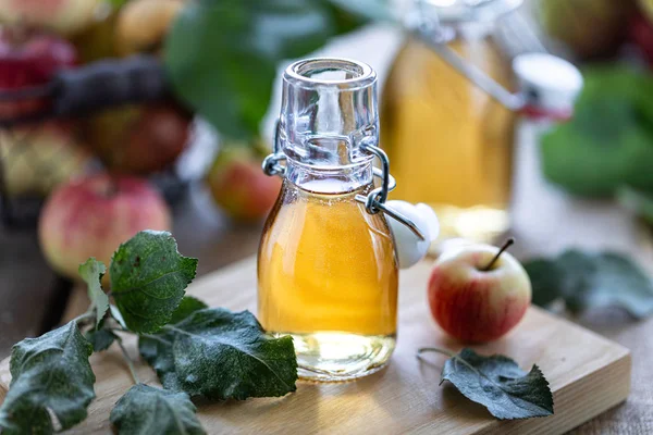 Vinagre de manzana. Botella de vinagre orgánico de manzana o sidra sobre fondo de madera. Alimento ecológico saludable . — Foto de Stock