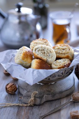 Puf böreği yapılan ve şeker, tereyağı ve ceviz dolum sarılmış oryantal pasta. Ermeni milli pasta ghat veya kyat yeni yıl hizmet ile ... Seçici odaklama