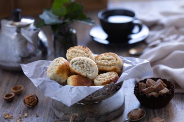 Puf böreği yapılan ve şeker, tereyağı ve ceviz dolum sarılmış oryantal pasta. Ermeni milli pasta ghat veya kyat yeni yıl hizmet ile ... Seçici odaklama