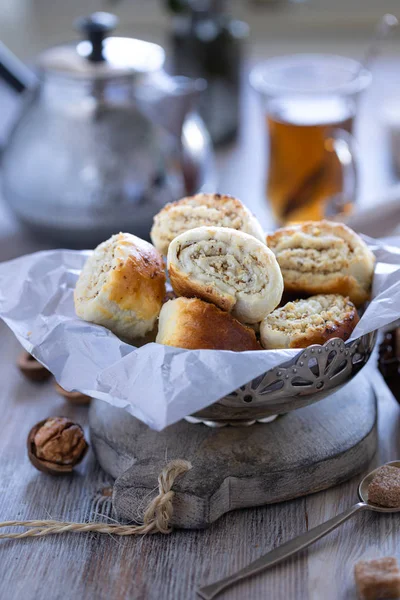 Puf böreği yapılan ve şeker, tereyağı ve ceviz dolum sarılmış oryantal pasta. Ermeni milli pasta ghat veya kyat yeni yıl hizmet ile ... Seçici odaklama