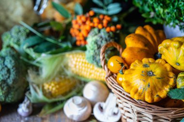 Sebze Bir sepette taze biyo sebze.